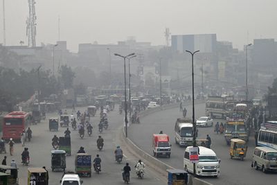 Thick smog shuts down Pakistan’s Lahore, sickens tens of thousands