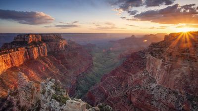 "This is hard to watch" – tourists clamber onto Grand Canyon rim for photos