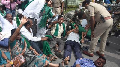 Police foil farmers attempt to stage dharna near CM’s residence in Mysuru