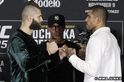 UFC 295 video: Jiri Prochazka vs. Alex Pereira first faceoff for vacant title fight