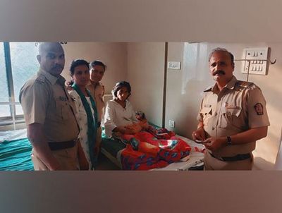 Woman gives birth on Mumbai street, cops rush mother, infant to civic hospital