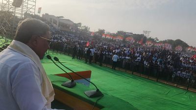 Siddaramaiah invites KCR to Karnataka to check implementation of Congress promises
