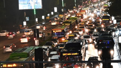 Rain, Dhanteras rush cause traffic snarls in Delhi