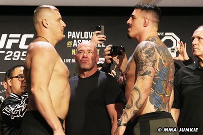 UFC 295 video: Sergei Pavlovich, Tom Aspinall have friendly final faceoff for interim title fight