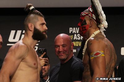 UFC 295 video: Jiri Prochazka, Alex Pereira have intense final faceoff for vacant title fight