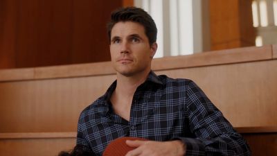 Upload's Season 3 Finale Director Breaks Down How Robbie Amell Dealt With Playing Out Nathan’s Wild Final Scene