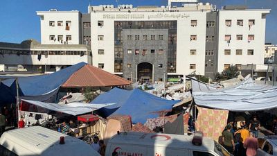 Israeli forces close in on al-Shifa Hospital, trapping thousands