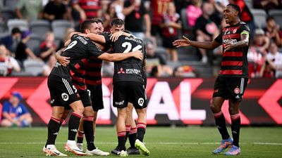Clisby, Russell go bang as Wanderers beat Glory 2-0