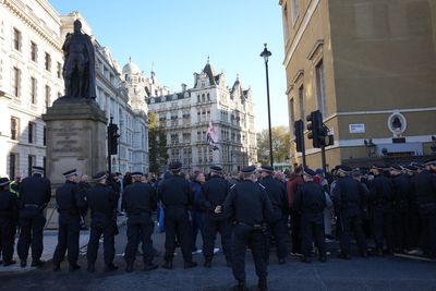 Counter-protesters clash with police ahead of pro-Palestine march in London