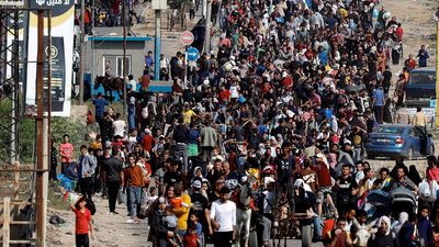 Watch: Displaced Palestinians continue fleeing northern Gaza to the south