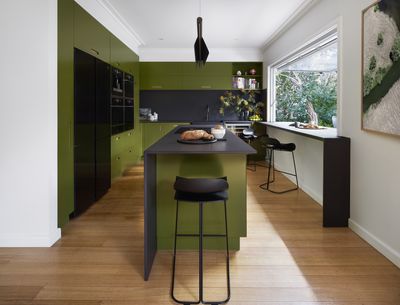 Colors that go with dark green – 5 perfect pairings endorsed by interior designers