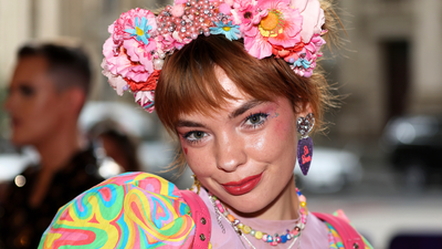 Chloé Hayden Quits Social Media After Barrage Of ‘Horrific’ Online Abuse & Death Threats