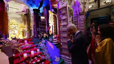 Jaishankar prays at Swaminarayan Mandir in London on Diwali