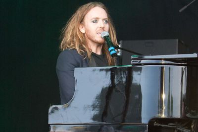 Tim Minchin fans moved to tears by news of mum’s death during show