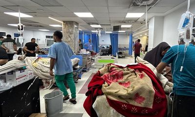 Israeli forces at gates of Gaza’s main hospital with hundreds trapped