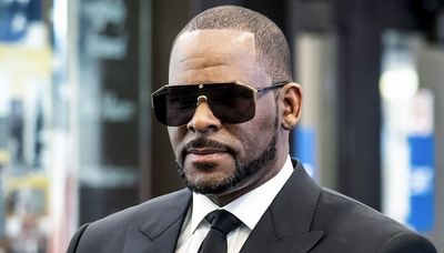 R. Kelly sues feds over leak of private information while locked up in Chicago