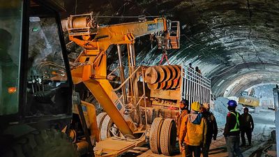 Uttarkashi tunnel collapse | Efforts on to create escape route for trapped workers