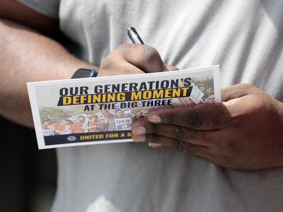 Why thousands of UAW autoworkers are voting 'no' on Big 3's 'life-changing' contracts
