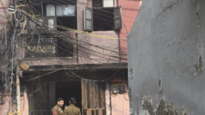 Delhi building fire: Lack of water, onlookers, electricity wires give firefighters major challenges in rescue operation