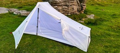 Forclaz MT900 Minimal Editions trekking pole tarp tent review: all white on the night