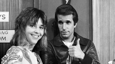 That time Suzi Quatro appeared as Leather Tuscadero on Happy Days and played the classic Devil Gate Drive at Arnold's Diner