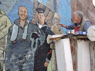 Injury forces Woodford County artist to finish veterans' mural with his 'goofy' hand
