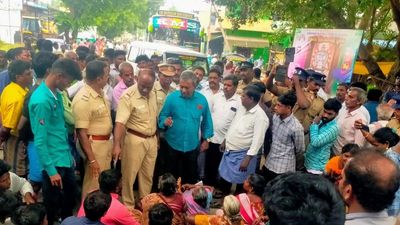 Residents block key road near Ranipet protesting discharge of sullage into open stormwater drain