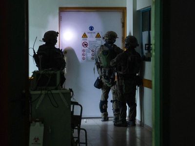 Gunfire from Israeli raid on Gaza’s largest hospital leaves medics ‘unable to move between buildings’