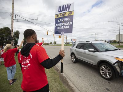 GM autoworkers' contract appears likely to pass over many workers' objections