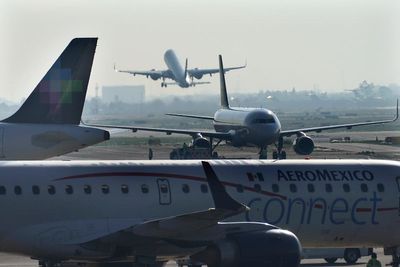 Near-misses at US airports prompts calls for ‘urgent action’