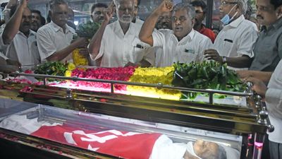 Nallakannu pays respects to his friend and comrade