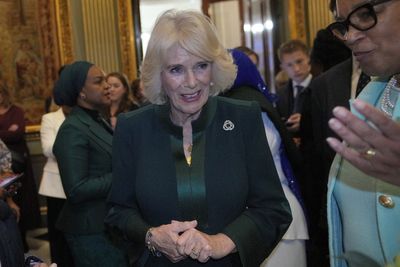 Queen meets women leaders at event to address domestic violence