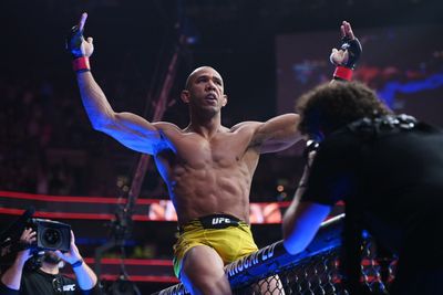 Gregory Rodrigues to meet Brad Tavares in middleweight bout at UFC Fight Night on Feb. 10