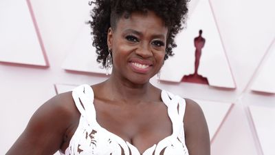 Viola Davis' hair transformation to a curly bob is giving us a serious itch to cut our hair