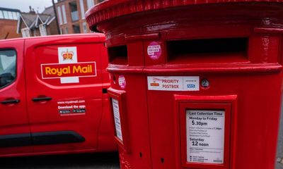 Royal Mail launches Christmas punctuality bonus as losses soar