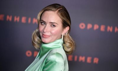 So sorry, celebrities, but you should take a tip from Emily Blunt before you offer an insincere apology