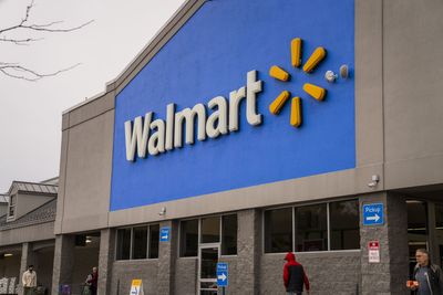Walmart sounds an economic warning right before Christmas