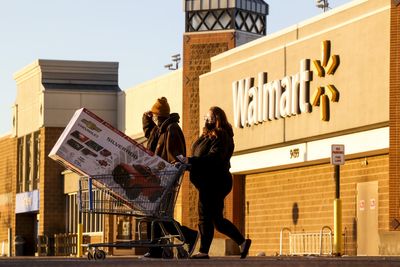 Walmart warns of a more cautious consumer ahead of the holiday shopping season
