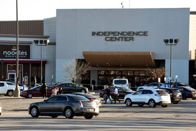 A pregnant woman who was put on life support after a Missouri mall shooting has died, police say