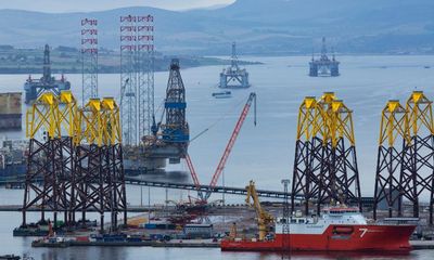 Starmer says £2.5bn renewables jobs fund will help North Sea oil workers