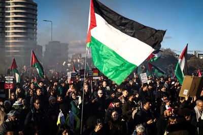 Mosques condemn Labour MPs for failing to vote for Gaza ceasefire as protesters march on office