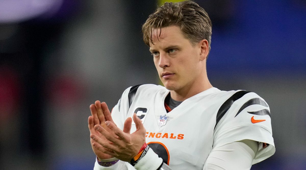 Bengals’ Joe Burrow Heads to Locker Room After Dealing…