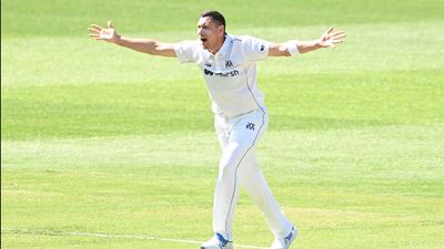Khawaja falls late as Victoria put clamps on Queensland