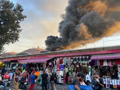 Hundreds evacuated as huge fire rips through centre of Mexico City