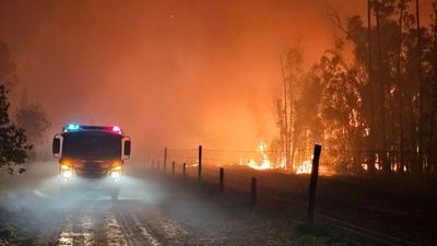 Exclusion zone declared around fast-moving Qld bushfire