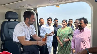 Rahul meets APCC leadersat Gannavaram airport en route to Telangana