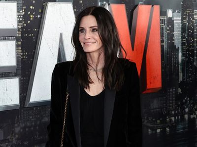 Courteney Cox explains why she never reads her comments