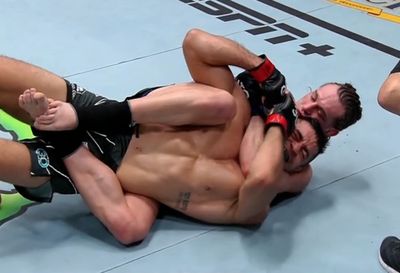 UFC free fight: Brendan Allen ends Andre Muniz’s nine-fight win streak by giving him first submission loss