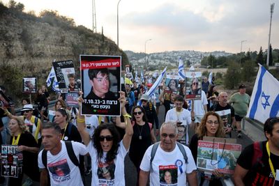 Families of Israeli captives arrive in Jerusalem, rally at PM’s office