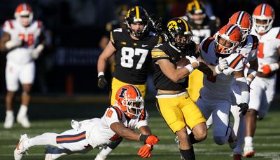 Iowa rallies in 4th quarter to beat Illinois, clinch Big Ten West title